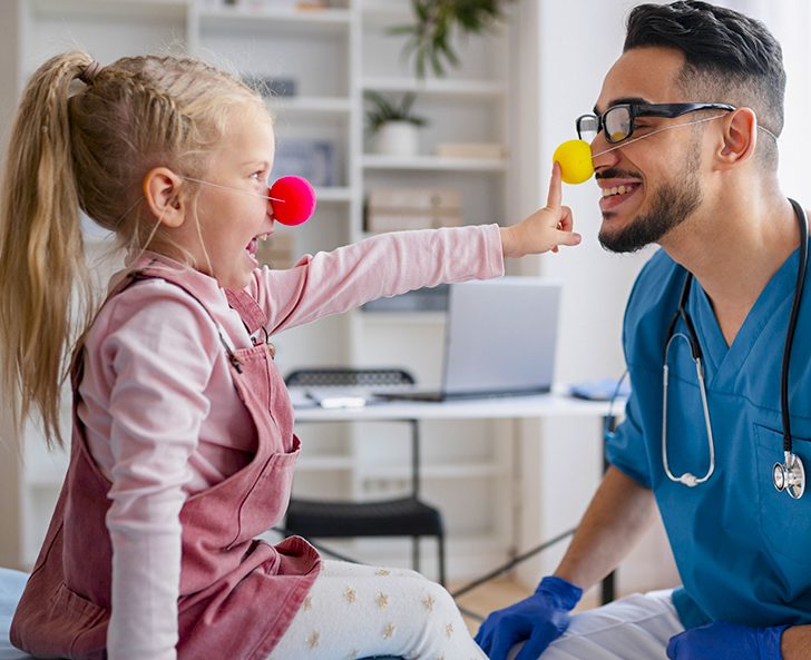 Niña-con-doctor-sonriendo2